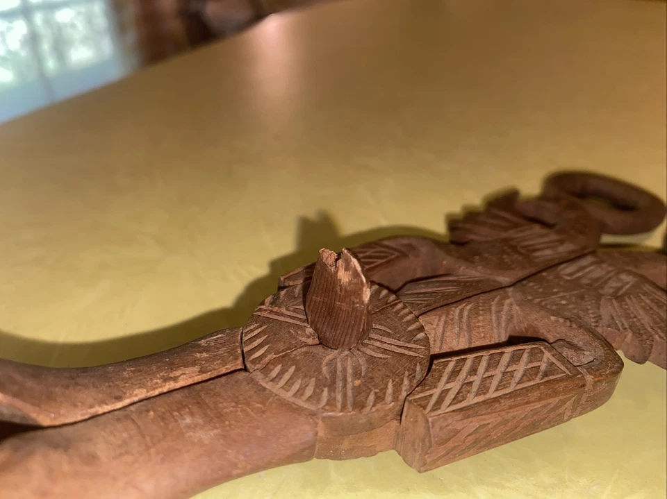 Pinzas para ensaladas talladas a mano vintage de roble Foto 4 de 4