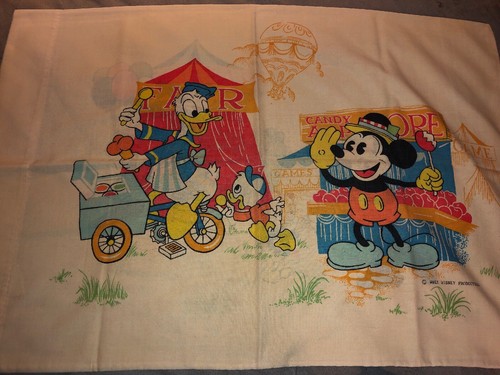Vintage Disney Productions PILLOWCASE Carnival Fair MICKEY Goofy Donald Set Of 2 - 第 1/3 張圖片