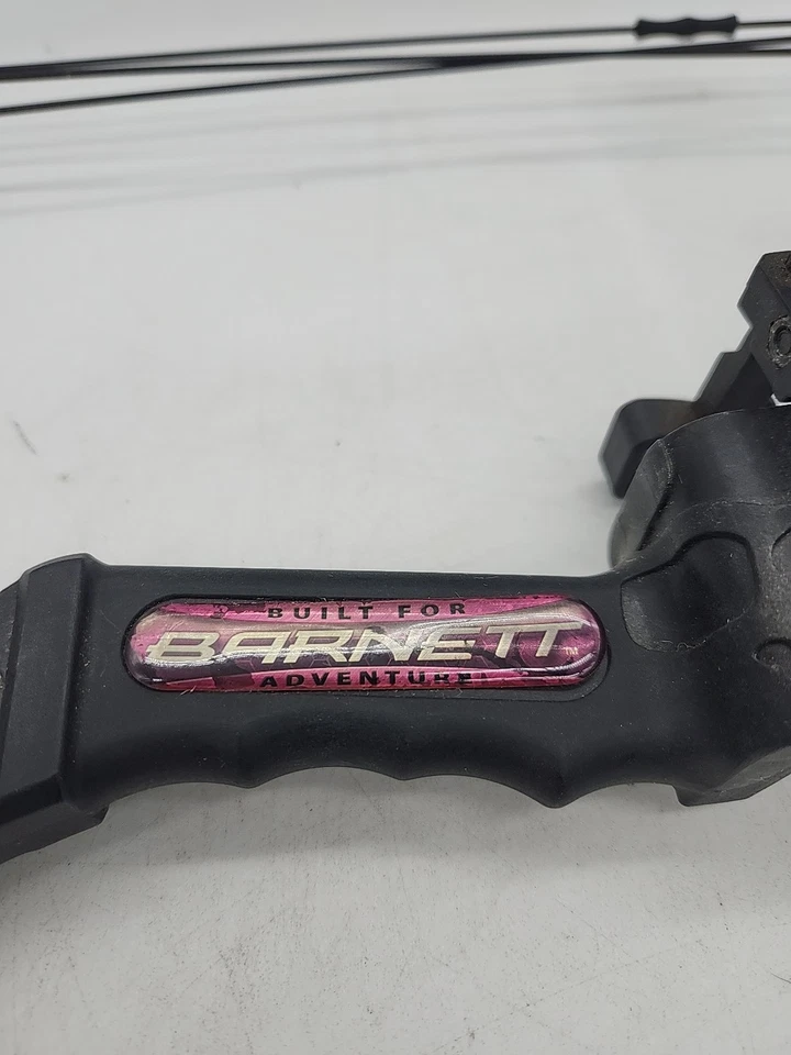 Arco compuesto juvenil Barnett Archery Tomcat negro y rosa con 3 flechas Foto 2 de 4