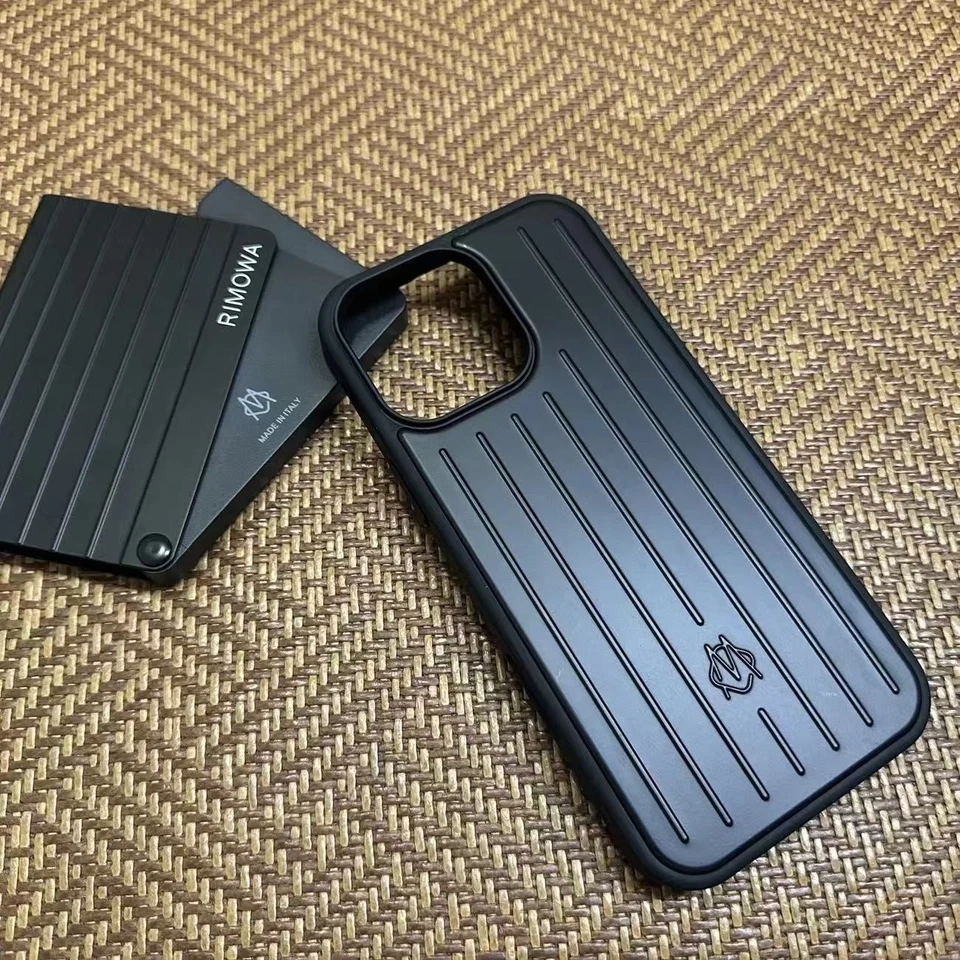Funda rígida de aluminio RIMOWA negra para iPhone 16 Pro Max Foto 3 de 4