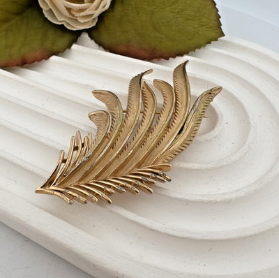 VINTAGE CROWN TRIFARI ~ GOLD TONE ~ FLAME LEAVES ~ FIGURAL BROOCH PIN