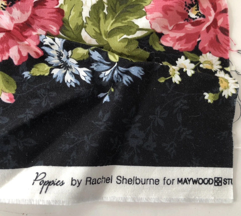Tela Maywood Studio por Rachel Shelburne Amapolas Negro Remanente Floral 18 x 42" Foto 4 de 4