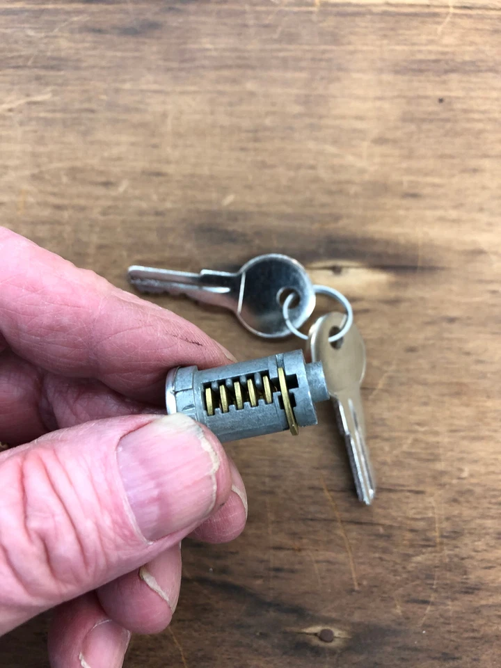 ЦИЛИНДР ЗАМКА ЗАЖИГАНИЯ СТАРТЕРА ГРУЗОВИКА ДЖИПА WILLYS С КЛЮЧАМИ ОТ ОРИГИНАЛЬНОГО ПРОИЗВОДИТЕЛЯ НОВЫЙ ИЗ СТАРЫХ ЗАПАСОВ - Изображение 4 из 4