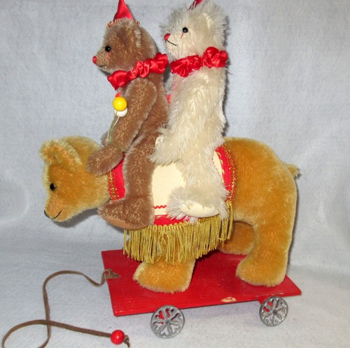 Oso de circo artesanal Mohair de 15"" de colección único como roble con jinetes de payaso de peluche sobre ruedas - Imagen 12 de 15