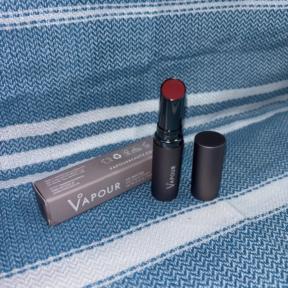 VAPOUR Beauty - Lápiz labial nutritivo y ligero tono néctar labial pista Foto 3 de 4