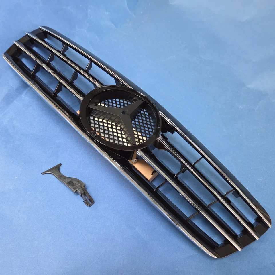 Черная передняя решетка с хромированной отделкой для седана и универсала Mercedes W203 C-класса 2000-2007 годов выпуска - Изображение 4 из 4