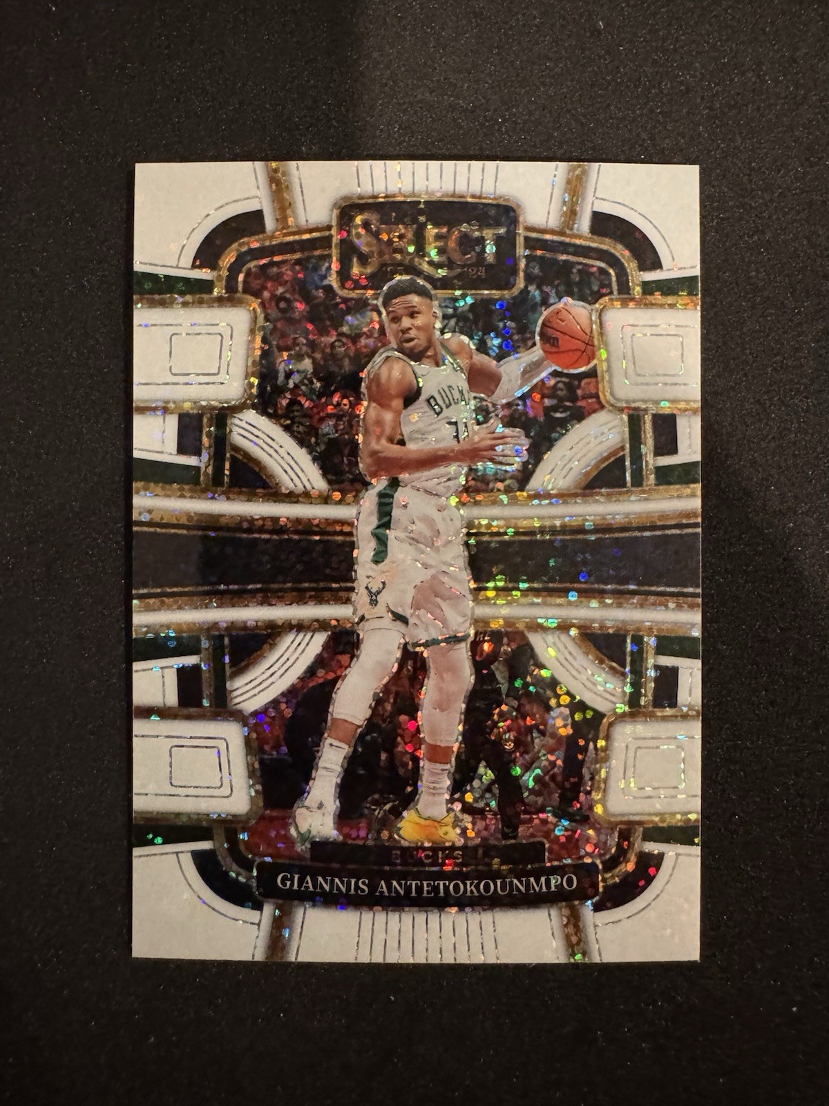 2023-24 Panini Select Giannis Antetokounmpo SSP White Sparkle Prizm No. 60