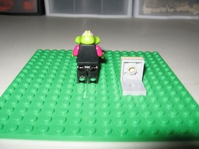 LEGO MINIFIGURE ALIEN PILOT CAME IN 4 SET'S IN 2011