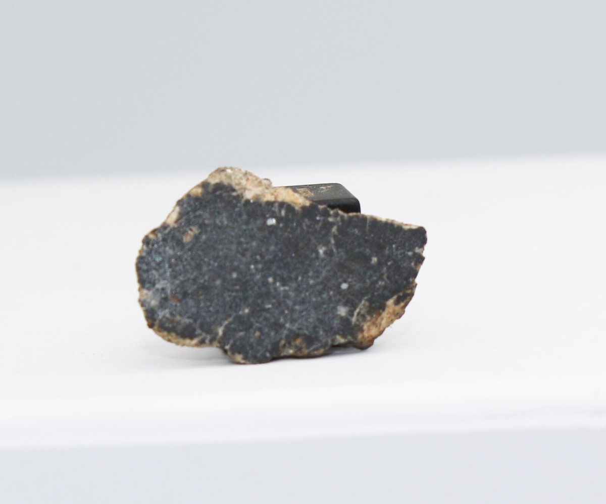Fragment De Météorite Lunaire – Achondrite Feldspathique NWA, Avec Certificat
