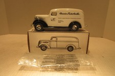 ERTL 1938 Chevy Panel Truck Diecast Metal Bank 1/25 Scale Classic Motorbooks