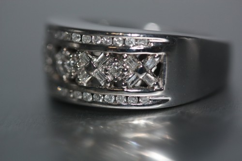 14K White Gold Diamond Filigree Graduated Anniversary Wedding Band Ring Size 7 - Foto 4 di 12