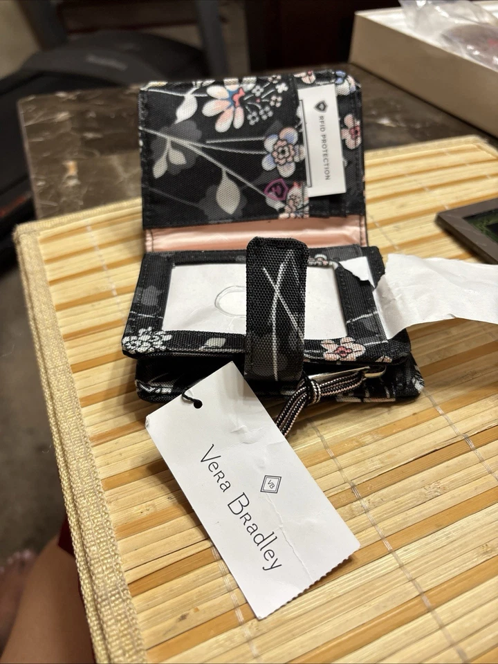 Foto de tarjeta de crédito con moneda Vera Bradley, billetera Bill para mujer 3,25” x 4,5” floral Foto 3 de 3