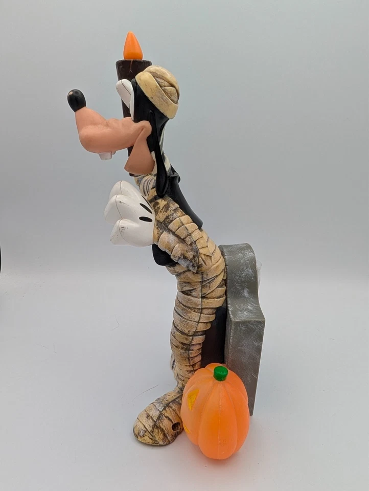 Figura de colección 1999 Disney Halloween Goofy en momia disfraz en patio de tumbas Foto 2 de 4