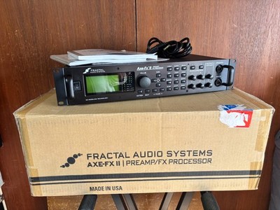 FRACTAL AUDIO SYSTEMS Axe-FX II PREAMP / FX PROCESSOR w/ box