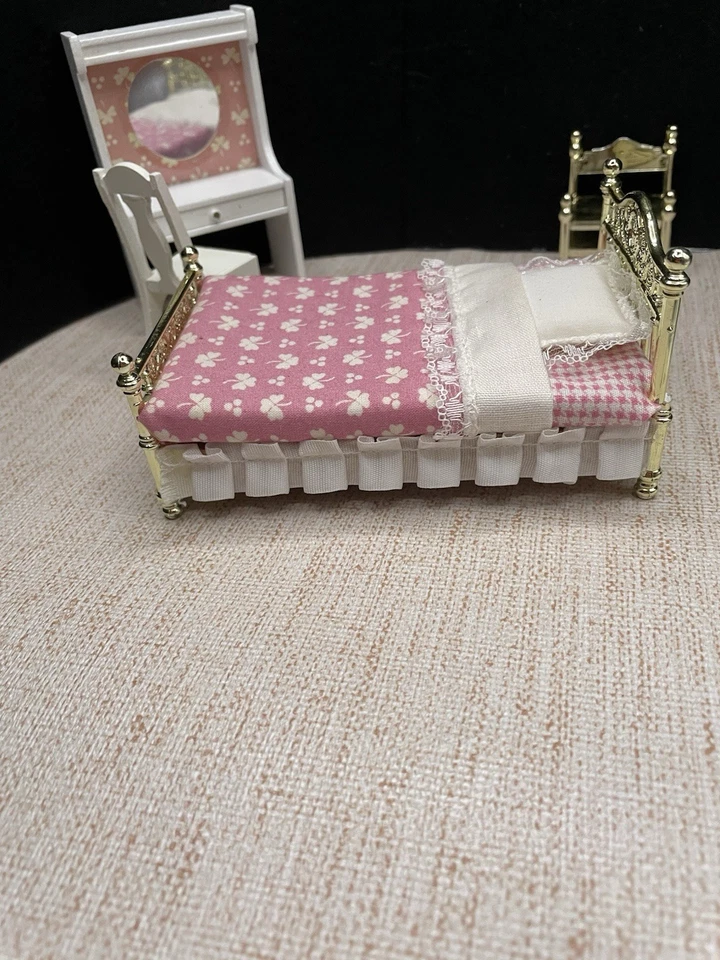 Juego de dormitorio Lundby Pink Heaven: cama y mesita de noche "latón", tocador y silla Foto 3 de 4