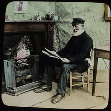 BEARDED MAN READING NEWSPAPER C1890 VICTORIAN PHOTOGRAPH Magic Lantern Slide