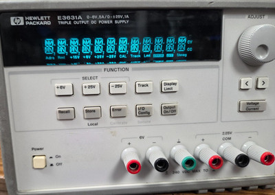 HP AGILENT E3631A / Netzgerät / 0-6 V bei 5 A / 0 bi +- 25V bei 1 A  (25-9-29-1)