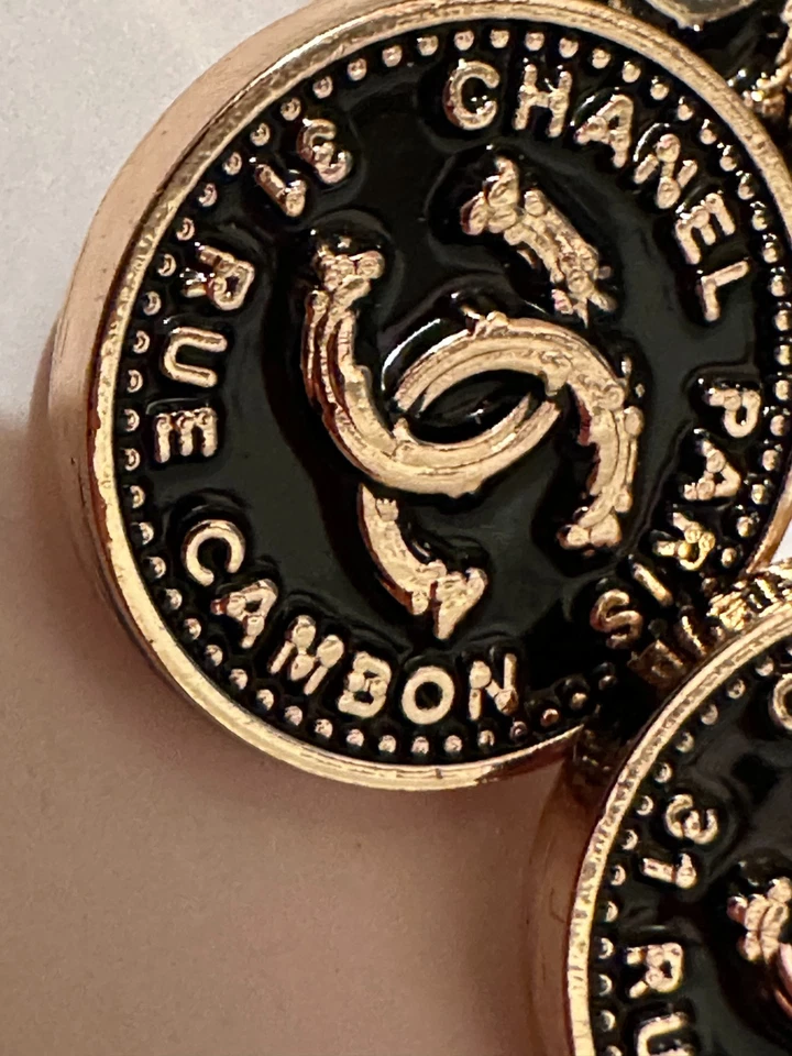 5 CHANEL BUTTONS (METAL ) BLACK & GOLD  GOLD CC BUTTONS 20mm TRÉS CHIC! - Image 3 of 4