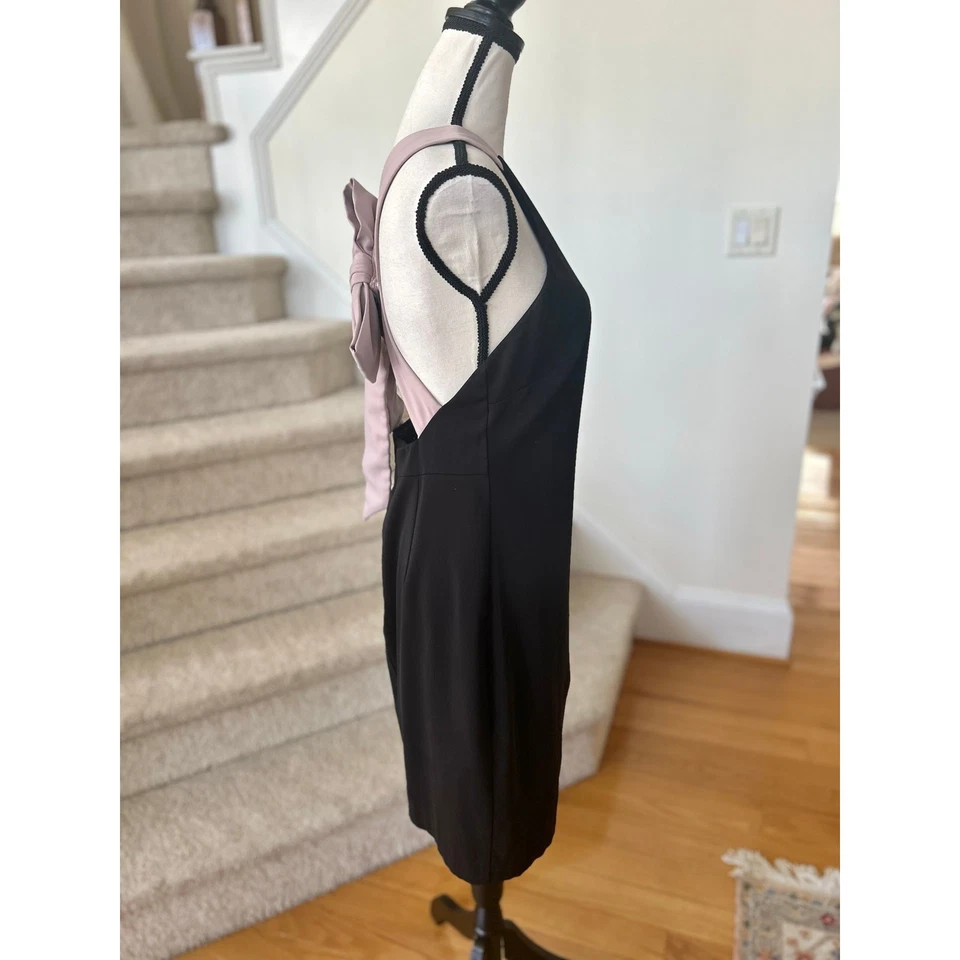 Vestido de cóctel Badgley Mischka negro y rosa con lazo espalda abierta Foto 3 de 4