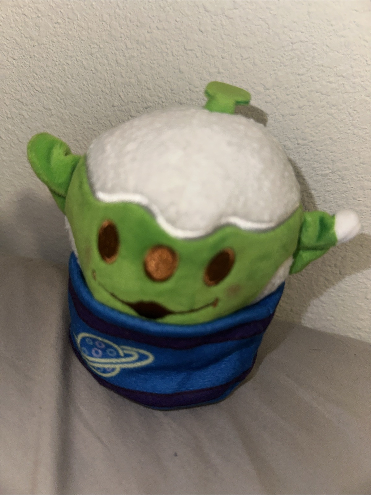 Disney Parks Munchlings Sensational Snacks Plush Toy Story Alien Wasabi Pea 2024