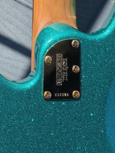 2022 Music Man Stingray Special HH basso oltraggioso turchese scintillante con oro!! - Foto 11 di 15