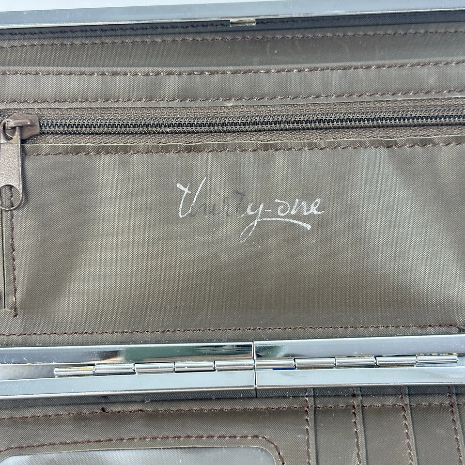 Thirty One Paisley Botón Rígido Estuche Billetera Beige y Azul Foto 4 de 4