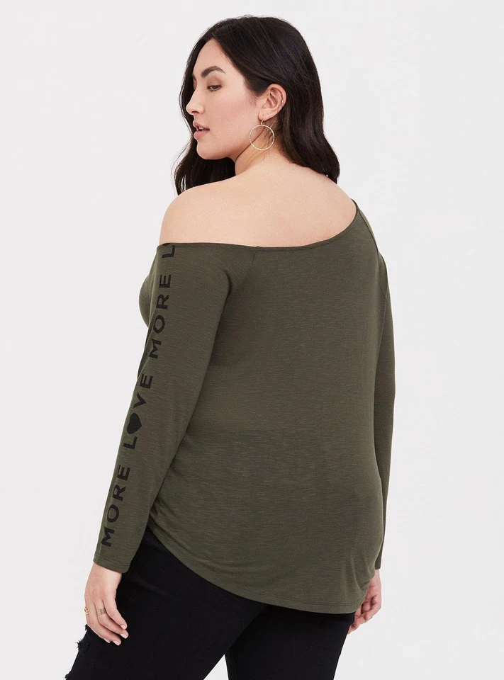 Camiseta Torrid Talla Grande 1X More Love Fuera del Hombro Verde Oliva Manga Larga Foto 2 de 4
