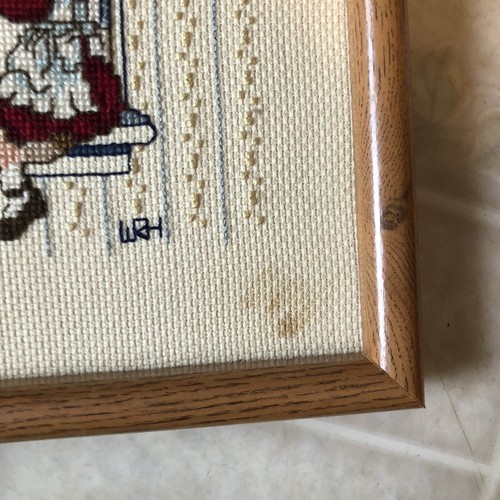 Vintage Hand Kreuzstich Mädchen hängender Strumpf Holzrahmen 10,5" x 8,5" - Bild 3 von 4