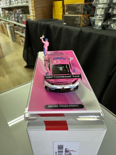 PORSCHE 911 GT3 CUP WITH FIGURE 1/64 DIECAST CAR MODEL BY MODERNART YONDA BWT MA - Picture 4 of 5