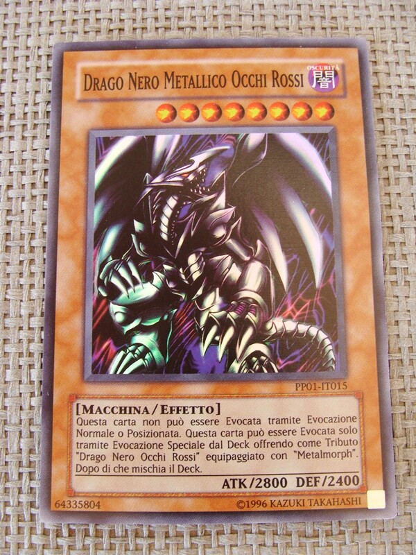 Yugioh – Drago Nero Dagli Occhi Rossi (Red-Eyes Black Dragon) – Secret Rare – 1a Edizione TEDESCO – In Toploader Ultra Pro – Set 2022 Tin