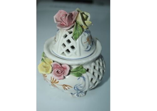 Keramikdose Blumenkorb mit Rosen Blumenbouquet Blüten unbekannte Marke - Bild 1 von 8