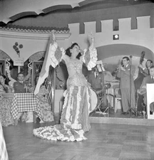 Vintage UNIDENTIFIED Original SHOW GIRL B&W 120 Film Negative