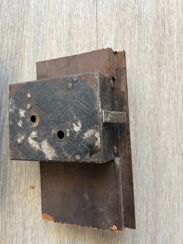 two ornate 18th century locks with brass cover plate and one iron key - Picture 9 of 11