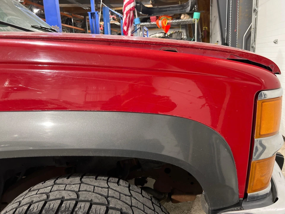 1995 - 1999 Chevy Suburban 2500 Passenger RH Right Victory Red-74U Fender Foto 3 de 4