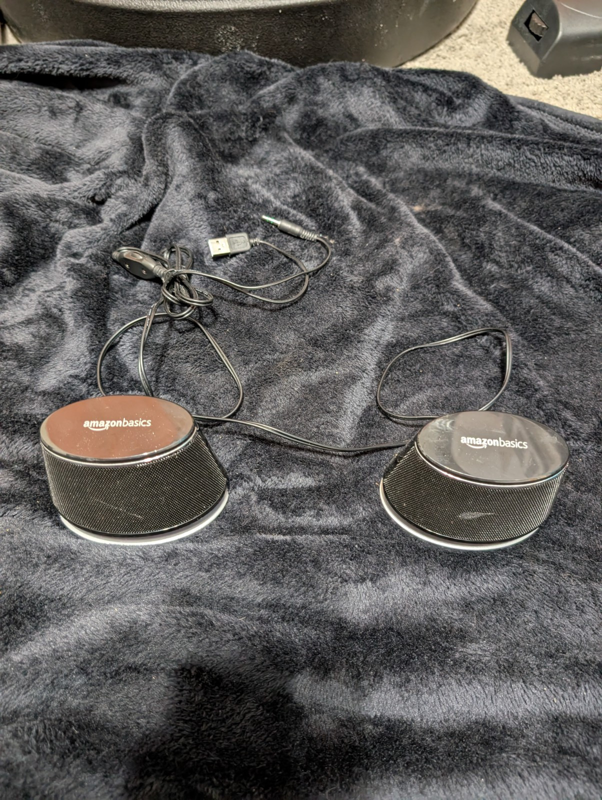AmazonBasics V620SILVER USB-Powered Computer Speakers with Dynamic Sound