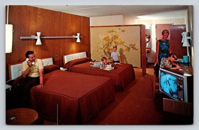 Postcard TV On Howard Johnsons Motor Lodge Penns Grove New Jersey P880 Creased