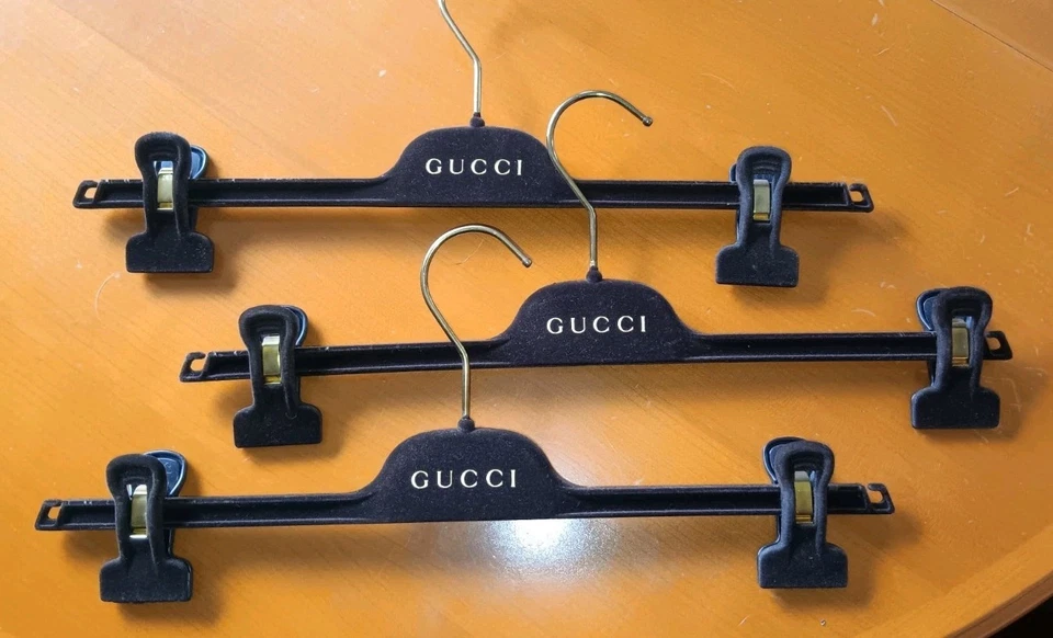 GUCCI KLEIDERBÜGEL/HOSENBÜGEL 3× STÜCK DUNKELBRAUN SAMT/GOLD VERSTELLBAR 