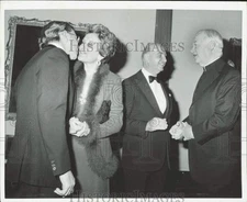 1977 Press Photo Dr. Frederick J. Cummings and museum director Mrs. Leo Hills