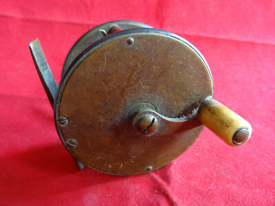 EINE FRÜHE VINTAGE 2 5/8'' MESSING UND EBONIT KURBEL WIND ANGELROLLE
