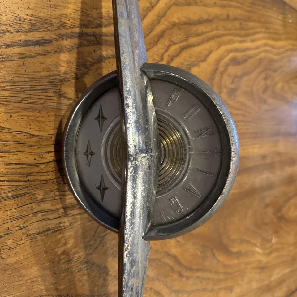 Pontiac Chieftain/Super Chief 1957 original capó moldura emblema OEM Foto 3 de 4