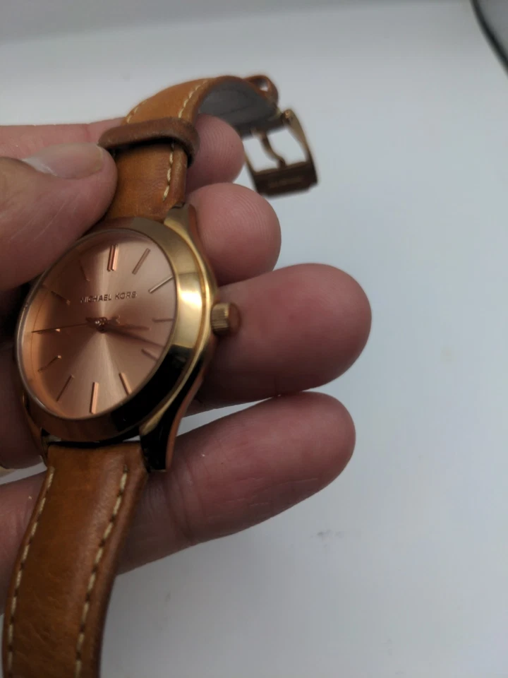 Reloj para mujer Michael Kors MK-3425A tono oro rosa con correa de cuero marrón Foto 3 de 4