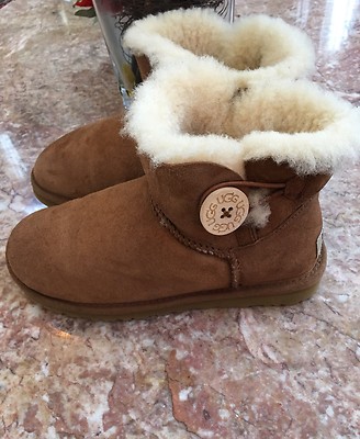 s*r様 廃盤モデル UGG ベイリーボタン Ugg Australia Women's Mini Bailey Button Boots Chestnut Size 5