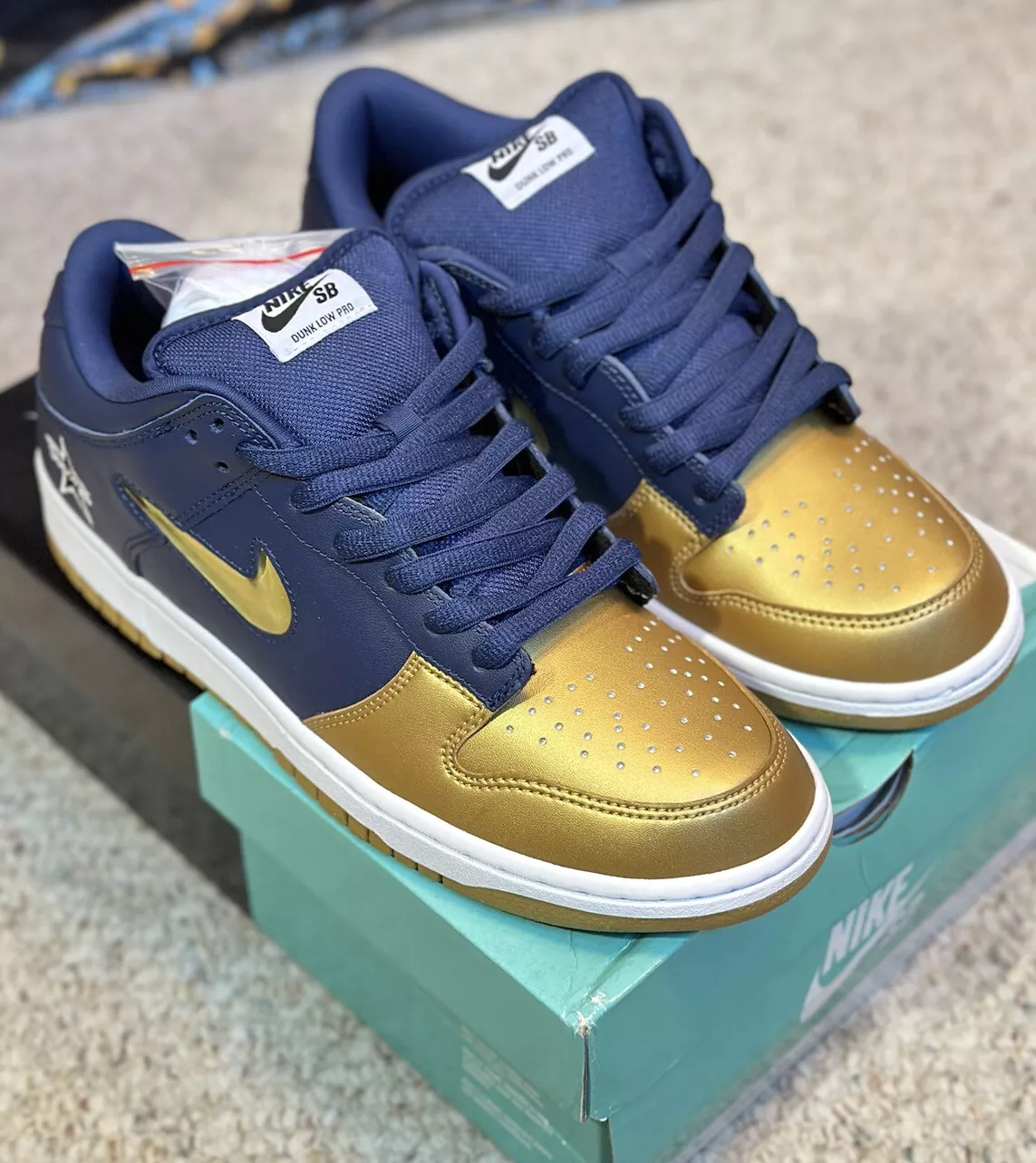 Taille 9.5   Nike SB Dunk Low QS x Supreme Metallic Gold 2019