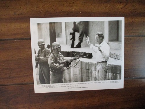 (UNDER FIRE) Gene Hackman / 1983 10 x 8 Hochglanz schwarz-weiß Pressefoto - Bild 1 von 3