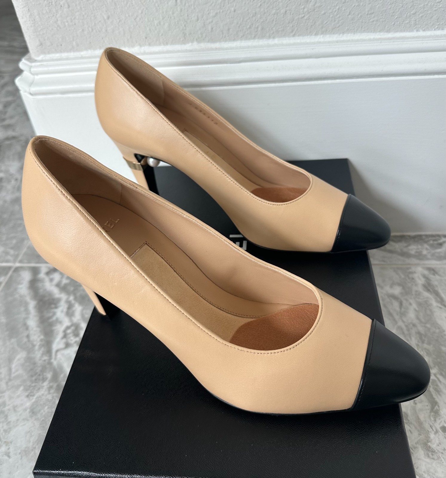 Lambskin Grosgrain Pearl Cap Toe Pumps 38 Beige Black image 3