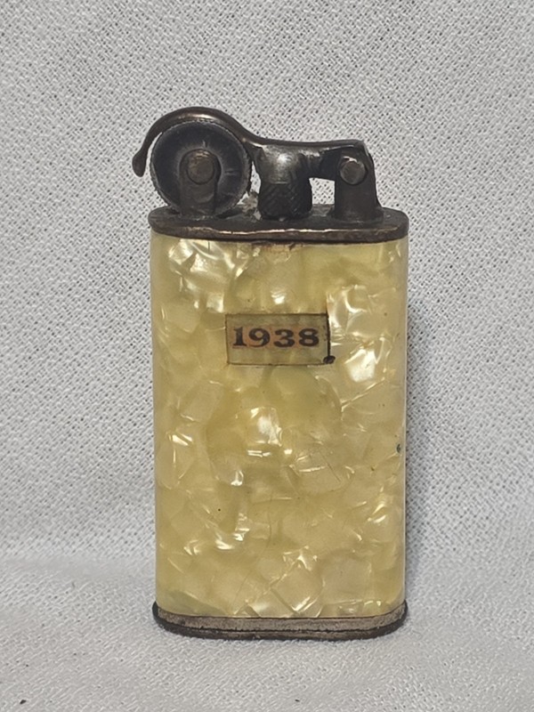 RARE Vintage Feudor? Pearlescent Mother of Pearl-Like Lighter Japan Untested
