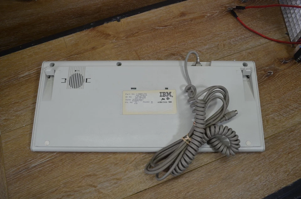 Teclado vintage IBM AT (Silver Label) modelo M, Clicky, P/N 1390131 Foto 2 de 4