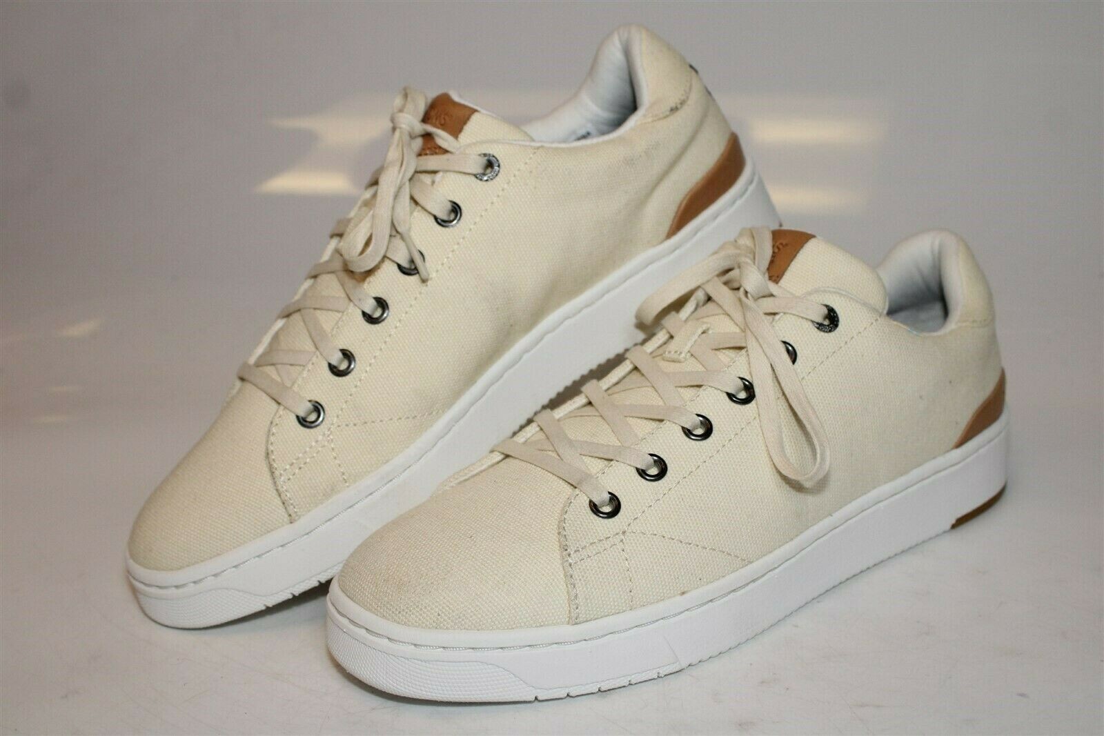 travel lite low canvas lace up sneaker