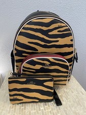 Mochila Coach Court con estampado de tigre dorado/miel/negro multi y muñeca (juego)