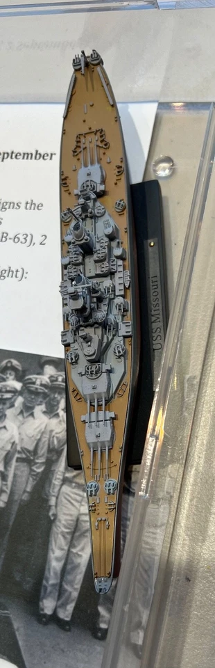 1/1200 USS MISSOURI en vitrina conmemorativa de la Surrende del 2 de septiembre de 1945 Foto 3 de 4